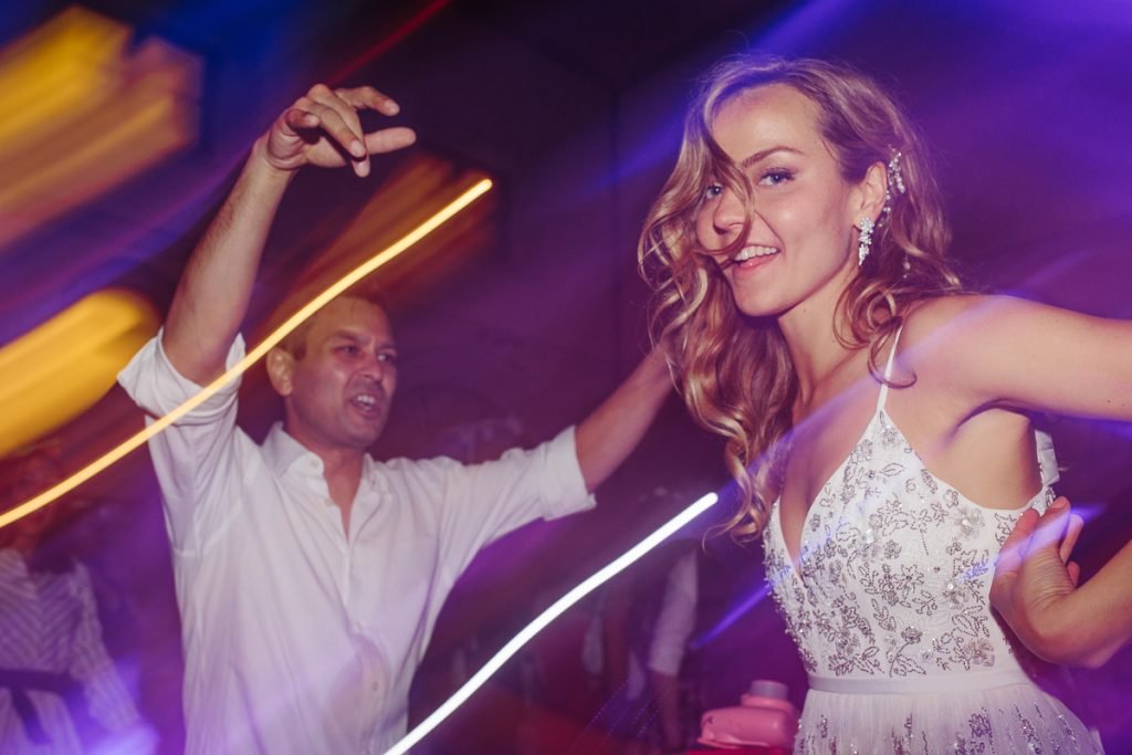 Borgo pignano wedding photographer: beautiful bride dancing during the party