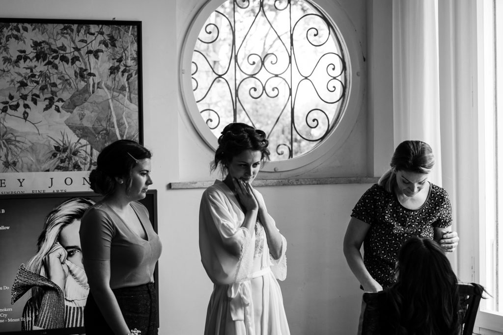 rimini wedding photographer: bride getting ready with friends