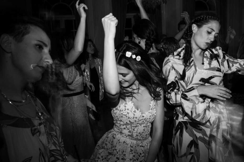 rimini wedding photographer roomagna: bride dancing during the party