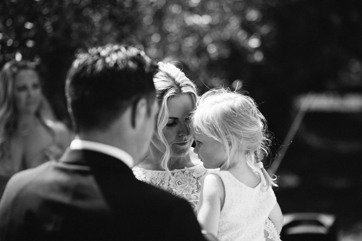 Maremma wedding photographer: the bride with her little daugther