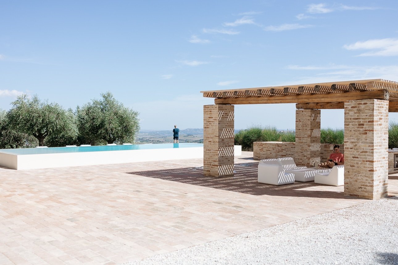 The pergola and the infinity pool on the terrace of Casa Olivi, Treia