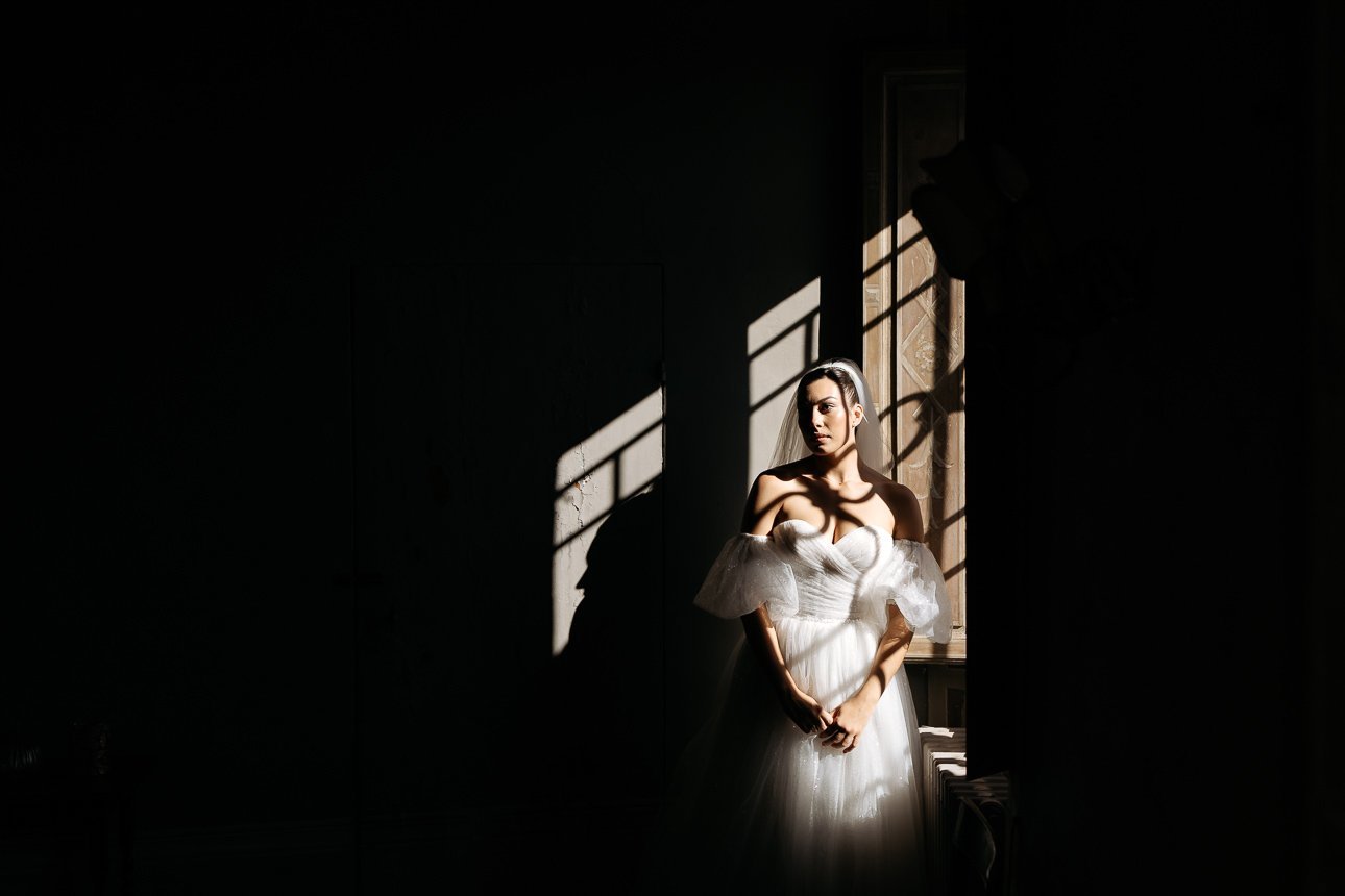 villa Catignano wedding photographer: a beautiful bride in the Tuscan sun