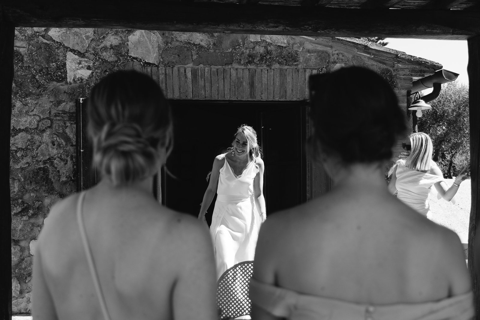 Nic seeing Evelien for the first time, black and white