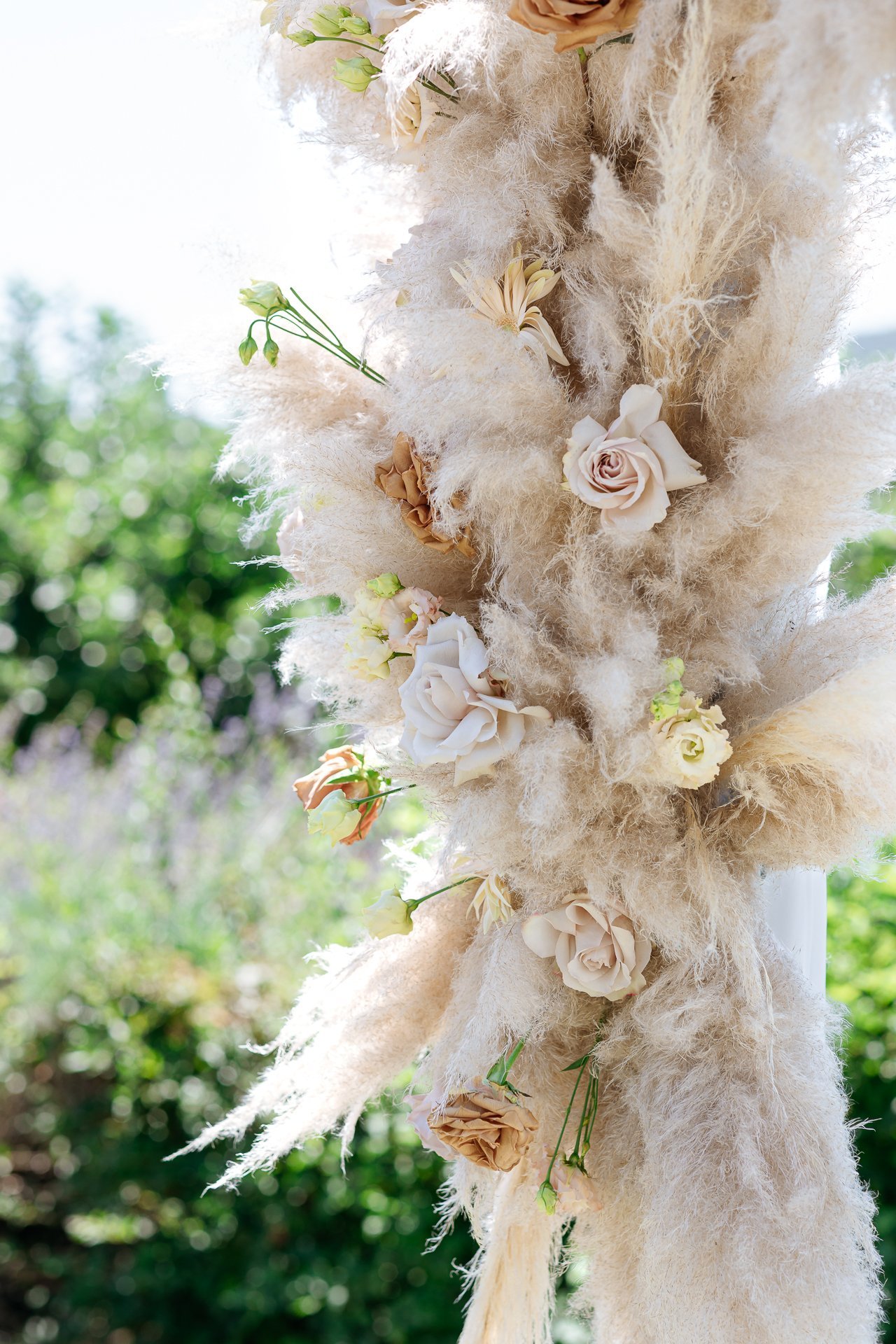 Pampas and dried roses on the ceremony arch
