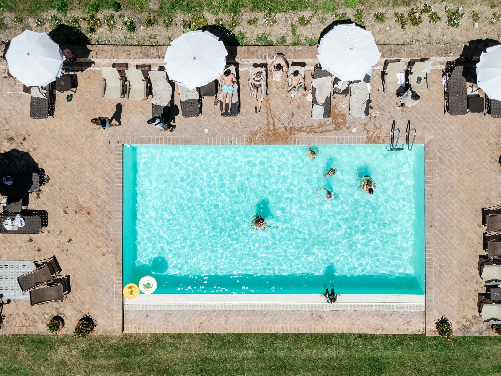 Guests by the pool before the wedding ceremony at Terre di Nano, Pienza