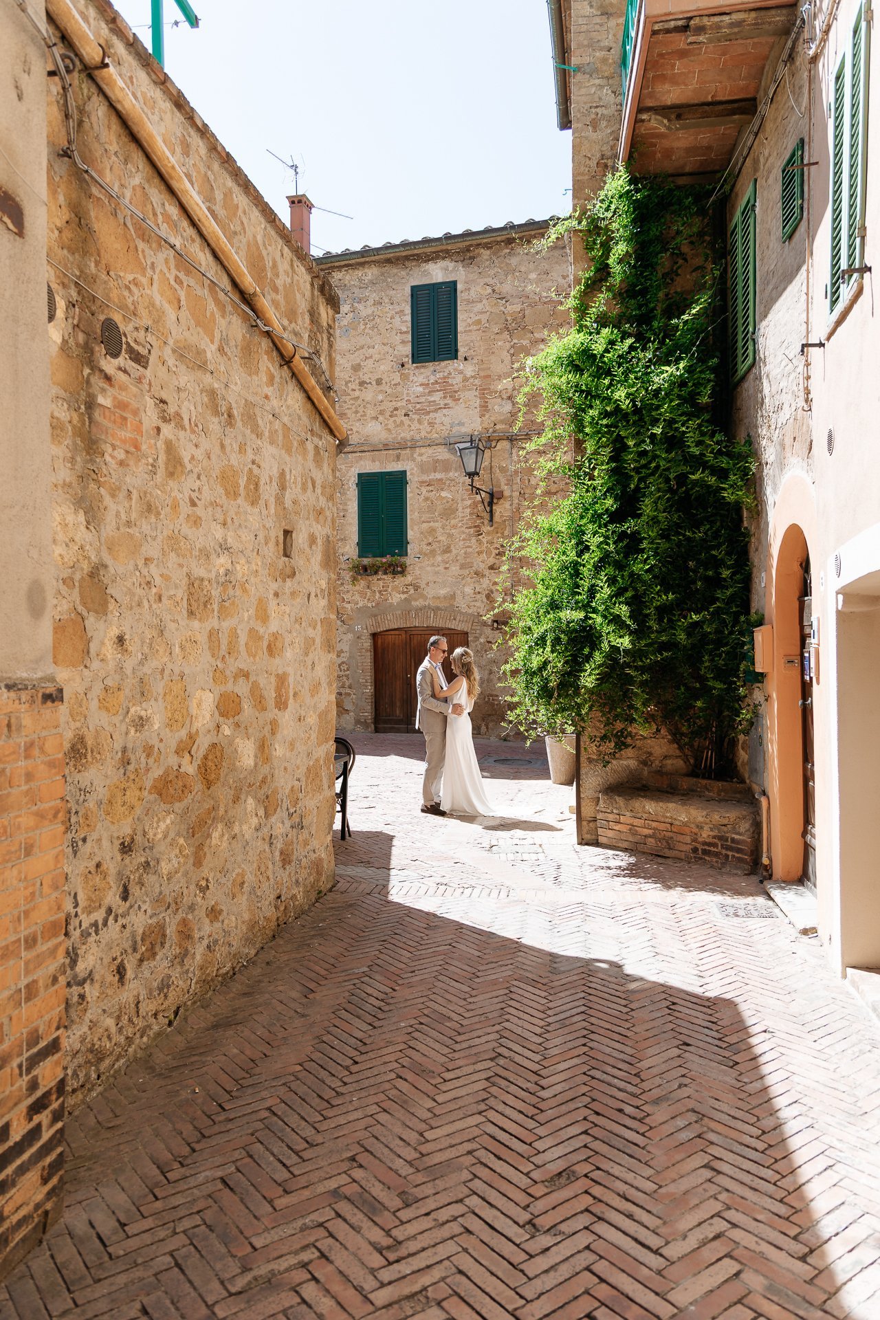 Nic and Evelien in a stone lane in Pienza
