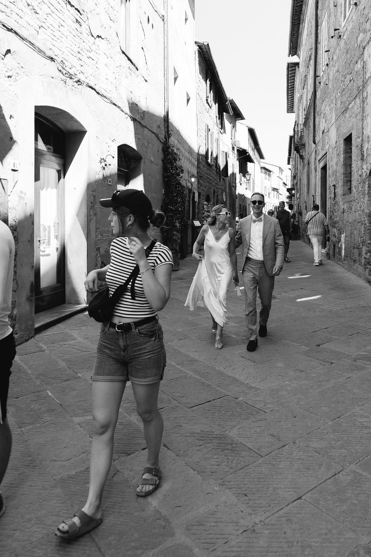 Nic and Evelien walking through Pienza, black and white