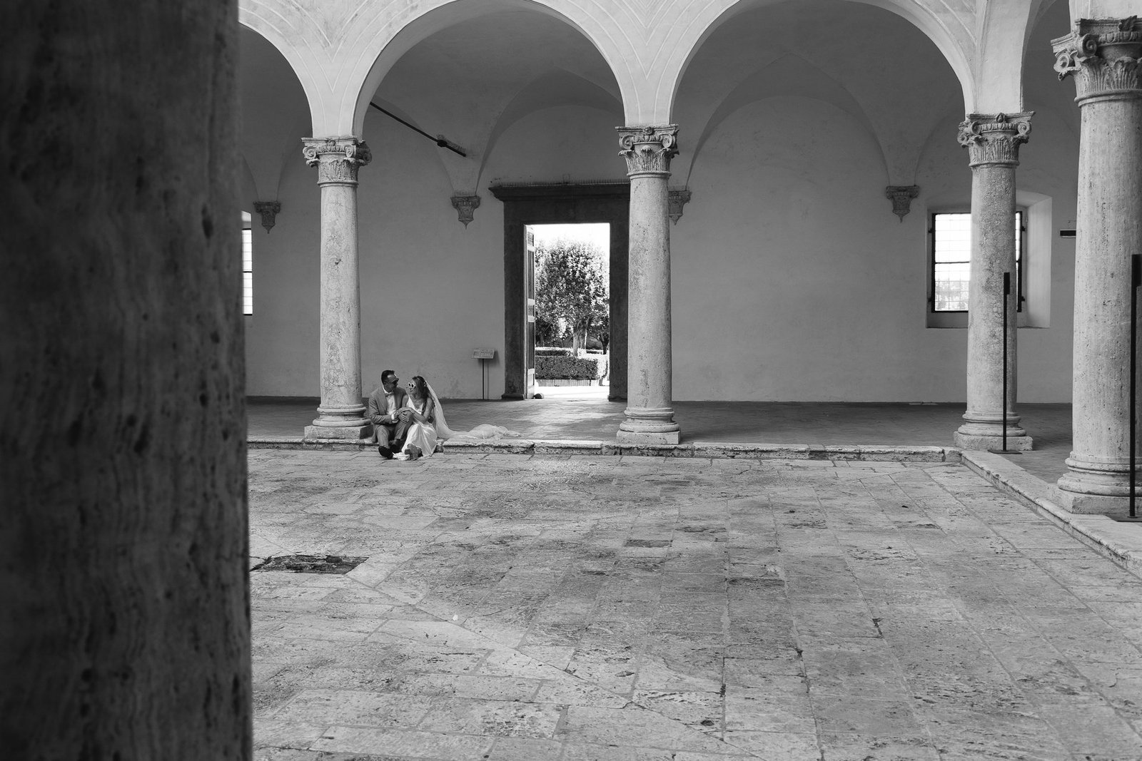 The courtyard of Palazzo Piccolomini, black and white