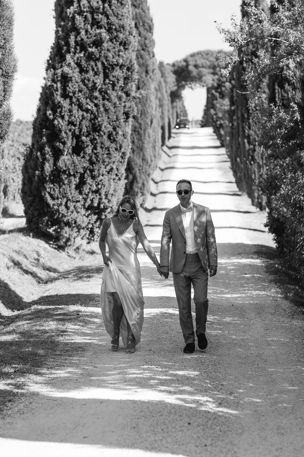 Nic and Evelien walking hand in hand, black and white