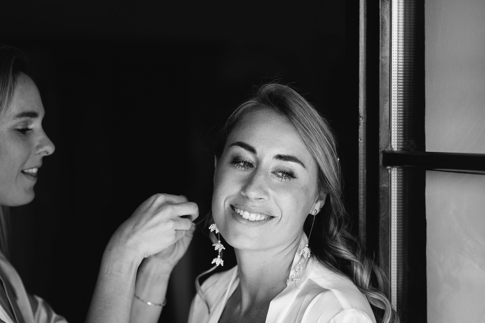 Evelien smiling during the getting ready, black and white