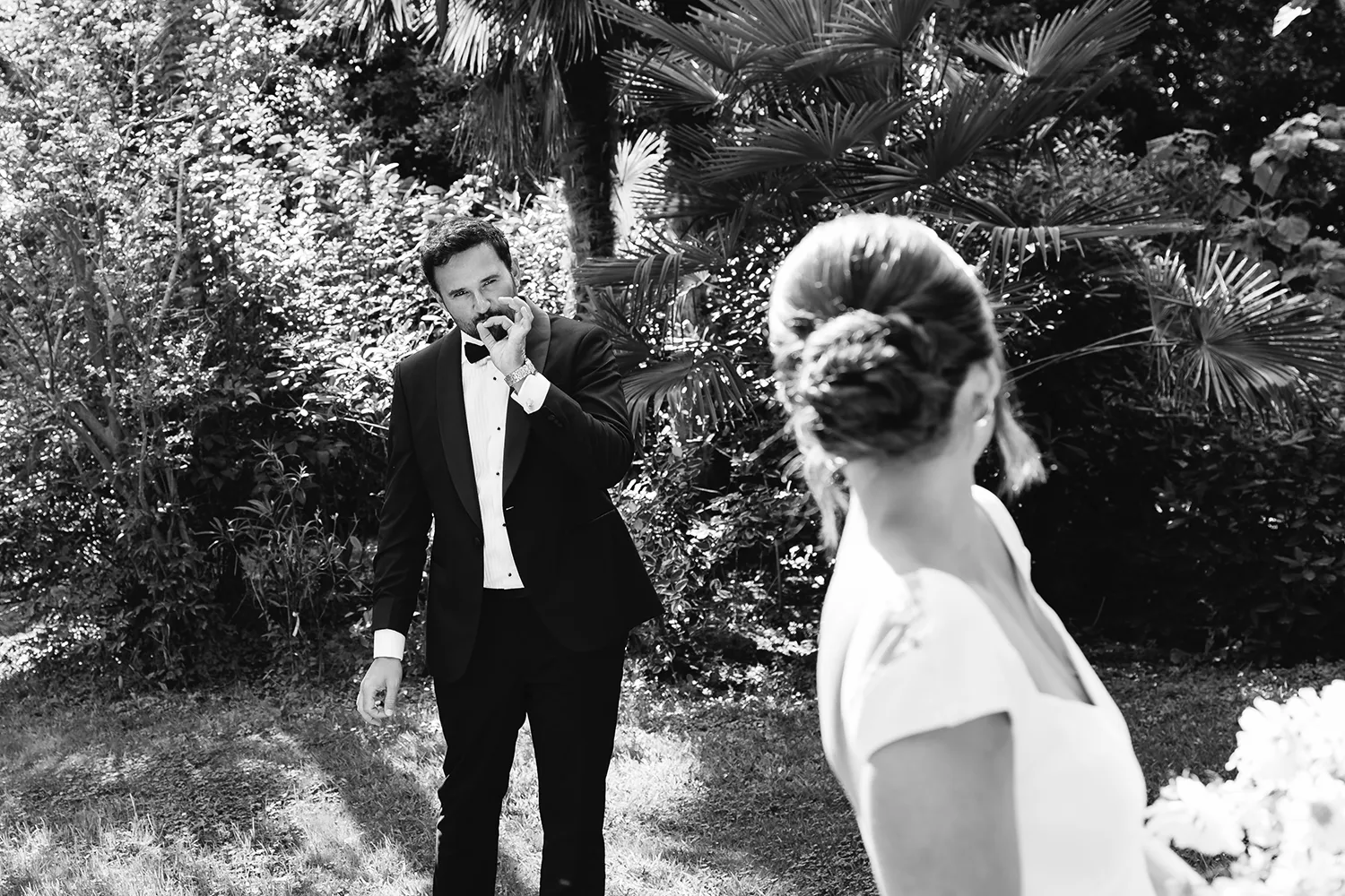 A very original first look between a bride and groom at Villa Castelletto