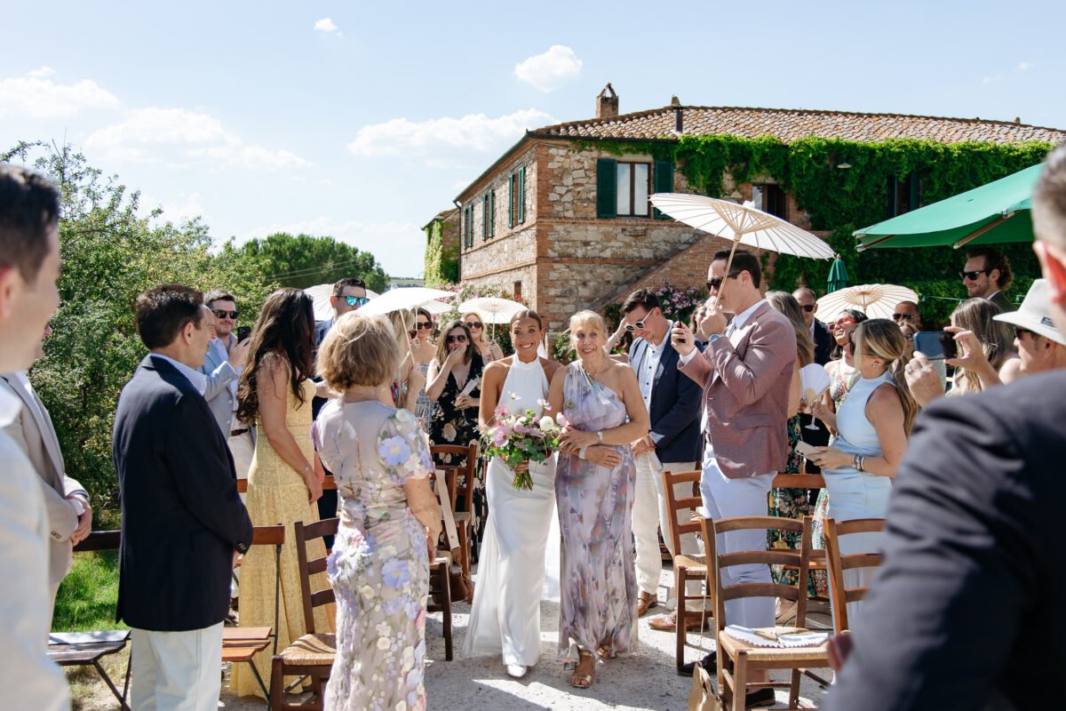 Guests arriving in the courtyard of Il Rigo